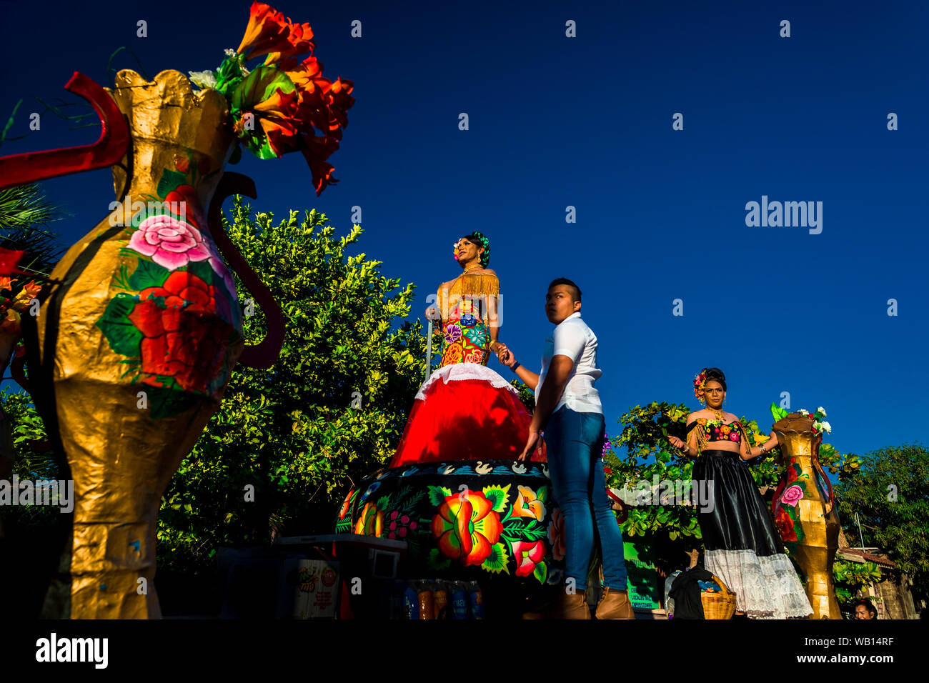Un Mexicain "muxe" (typiquement, un homosexuel homme portant les vêtements féminins) effectue sur un flotteur pendant le festival à Juchitán de Zaragoza, Mexique. Banque D'Images
