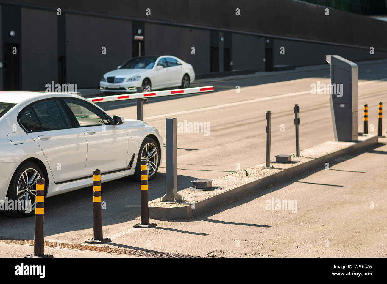 Une rangée de barrières jaunes sur la route, séparant les lignes de trafic et de la zone piétonne Banque D'Images