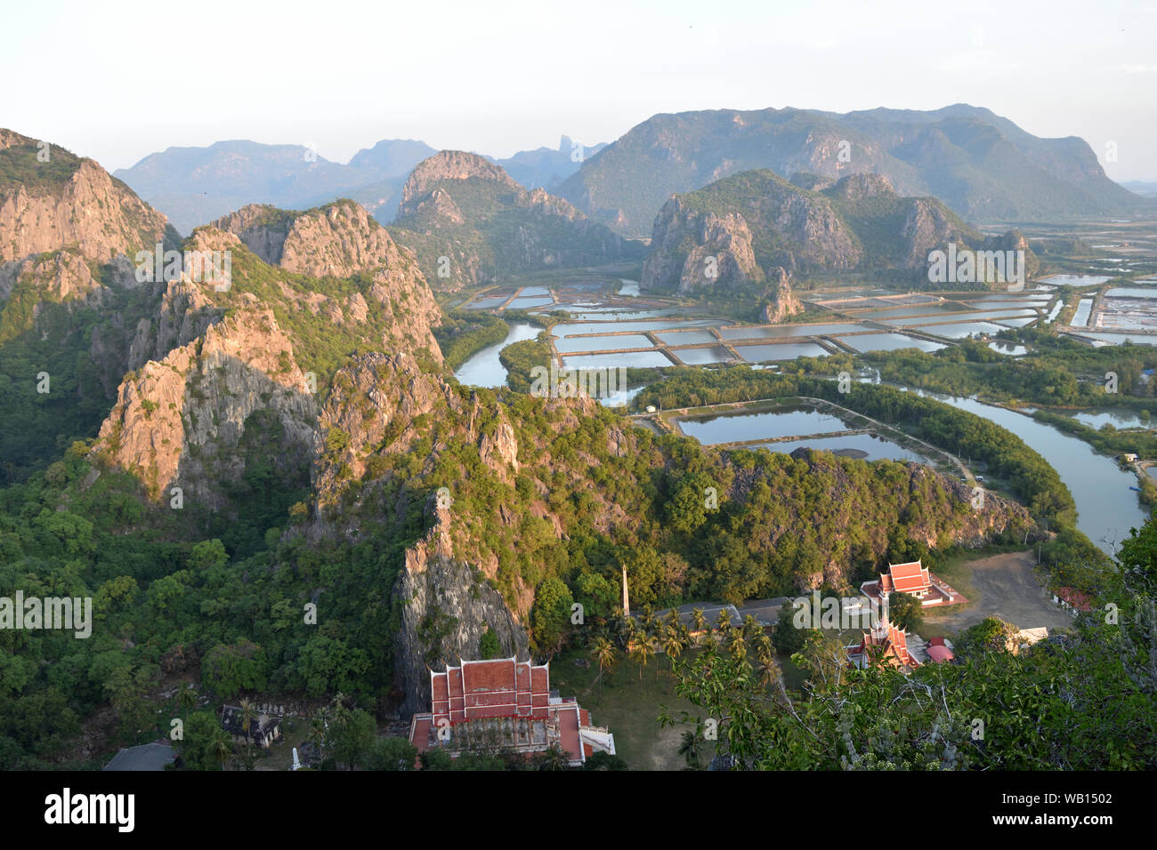 Les montagnes de calcaire avec les milieux humides et les forêts de mangrove , temple bouddhiste dans la vallée en vue du point de vue de Khao Daeng attractions publiques Banque D'Images