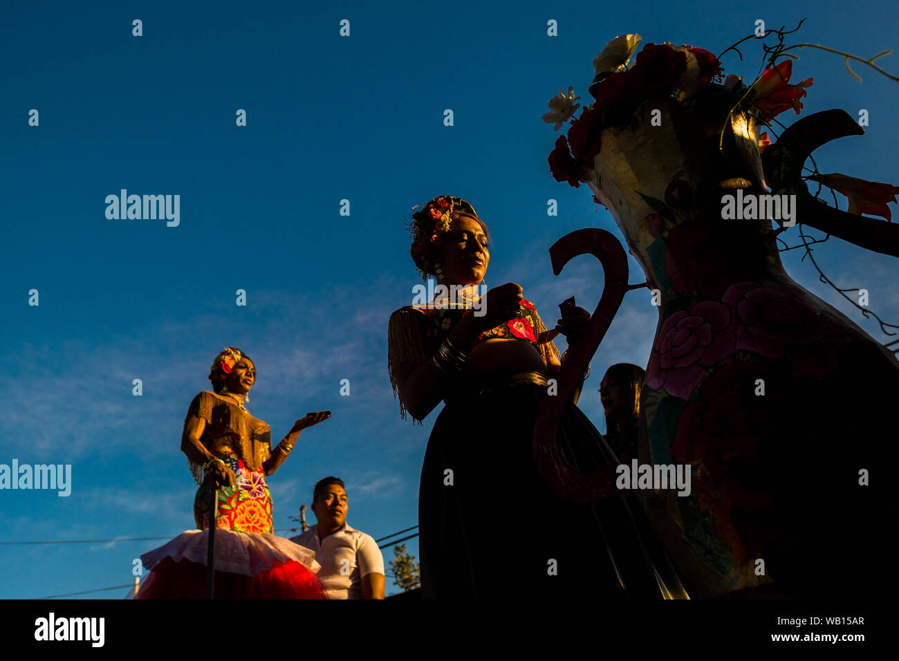 "Muxes mexicain" (en général, les homosexuels hommes portant les vêtements féminins) effectuer sur un flotteur pendant le festival à Juchitán de Zaragoza, Mexique. Banque D'Images