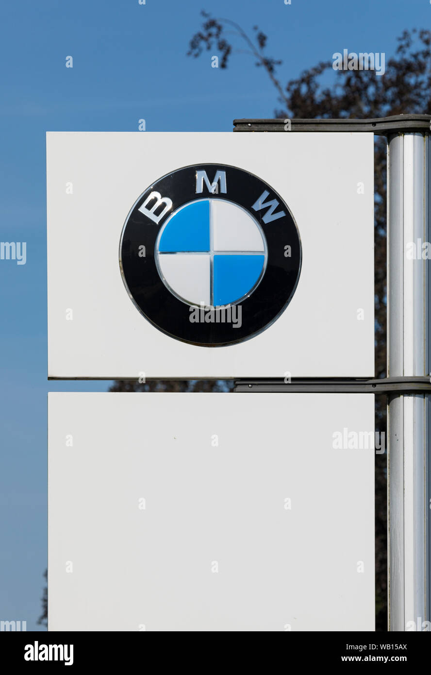 Stade, Allemagne - le 22 août 2019 : Logo sur perche l'identification d'un concessionnaire BMW. Banque D'Images