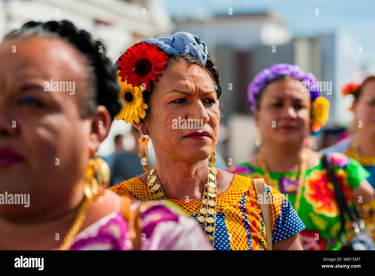 "Muxes mexicain" (en général, les homosexuels hommes portant les vêtements féminins) participer au festival de Juchitán de Zaragoza, Mexique. Banque D'Images