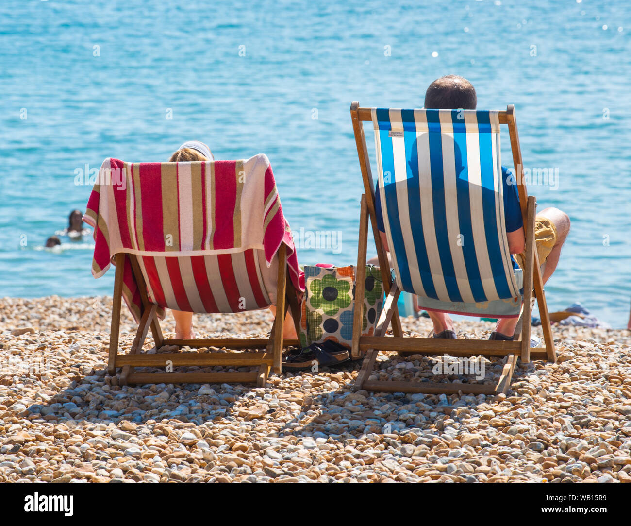 Lyme Regis, dans le Dorset, UK. 23 août 2019. Météo France : un début glorieux à ce qui est défini pour être un nombre record d'août chaud et ensoleillé week-end férié. Les baigneurs et les vacanciers affluent à la plage à la station balnéaire de Lyme Regis pour se prélasser au soleil brûlant comme le MET Office émet une alerte canicule de niveau 3. Credit : Celia McMahon/Alamy Live News. Banque D'Images