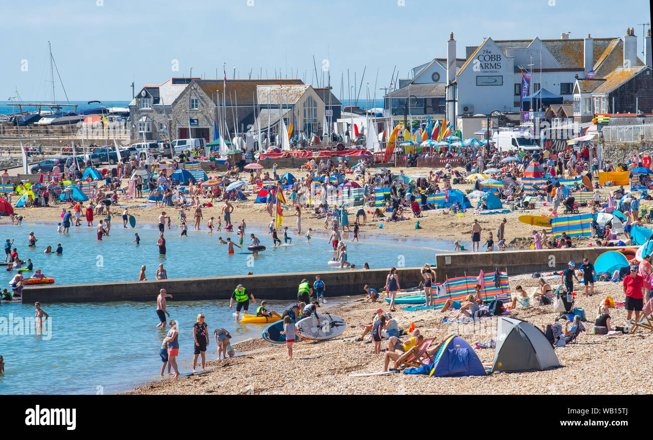 Lyme Regis, dans le Dorset, UK. 23 août 2019. Météo France : un début glorieux à ce qui est défini pour être un nombre record d'août chaud et ensoleillé week-end férié. Les baigneurs et les vacanciers affluent à la plage à la station balnéaire de Lyme Regis pour se prélasser au soleil brûlant comme le MET Office émet une alerte canicule de niveau 3. Credit : Celia McMahon/Alamy Live News. Banque D'Images