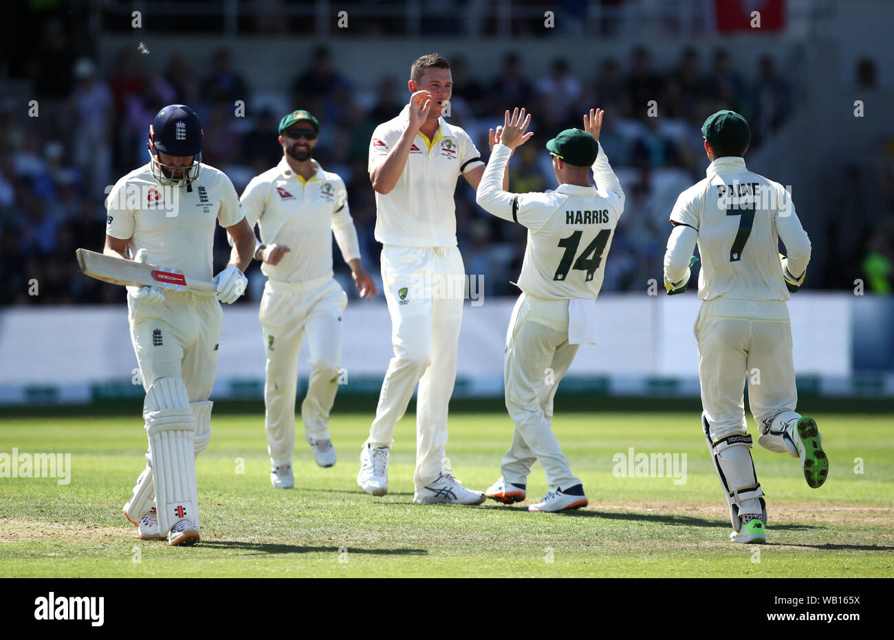 Josh l'Australie Hazlewood (centre) célèbre rejetant l'Angleterre Jonny Bairstow (à gauche) au cours de la deuxième journée de la troisième cendres test match à Headingley, Leeds. Banque D'Images