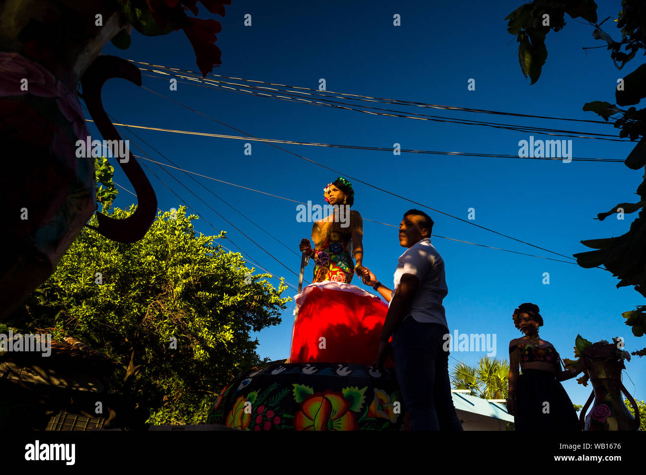 Un Mexicain "muxe" (typiquement, un homosexuel homme portant les vêtements féminins) effectue sur un flotteur pendant le festival à Juchitán de Zaragoza, Mexique. Banque D'Images