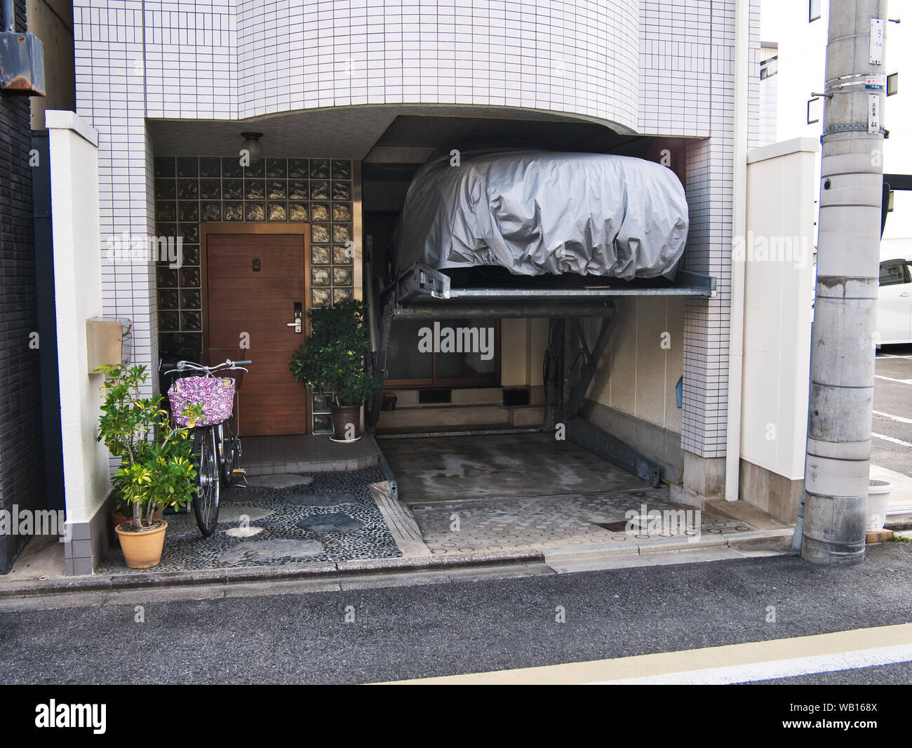 Ou domestique accueil voitures ascenseur à Kyoto, Japon, pour traiter avec parking dans un pays avec peu d'espace et où les propriétaires de voiture doivent utiliser off street par Banque D'Images