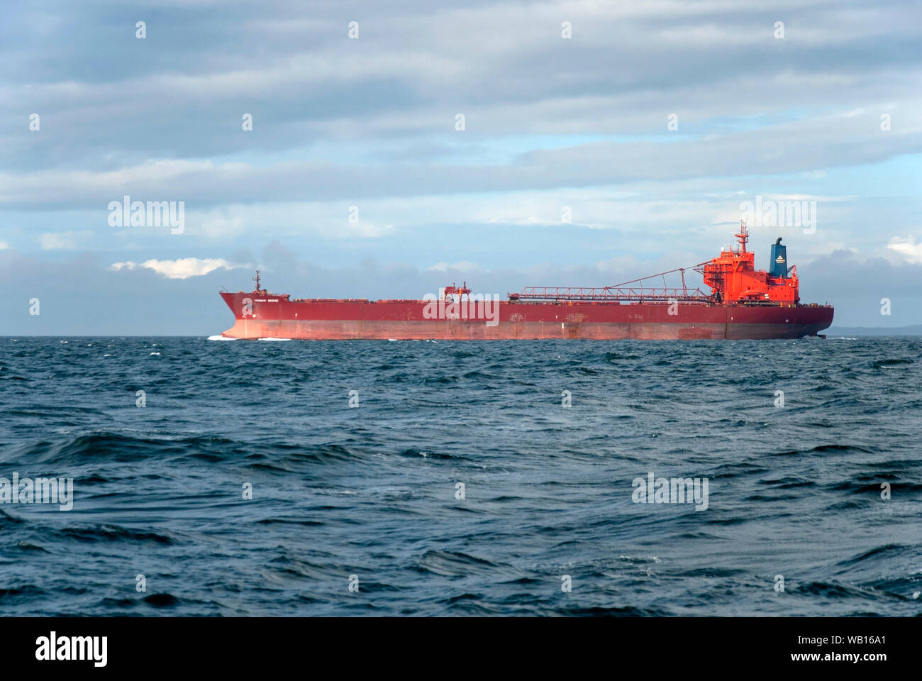 Vue côté port de Cargo Rouge Yeoman Bridge entrant dans le Sound of Mull Ardmamurchan Point l'Ecosse l'accomplissement du vraquier japonais Japon 1991 Banque D'Images