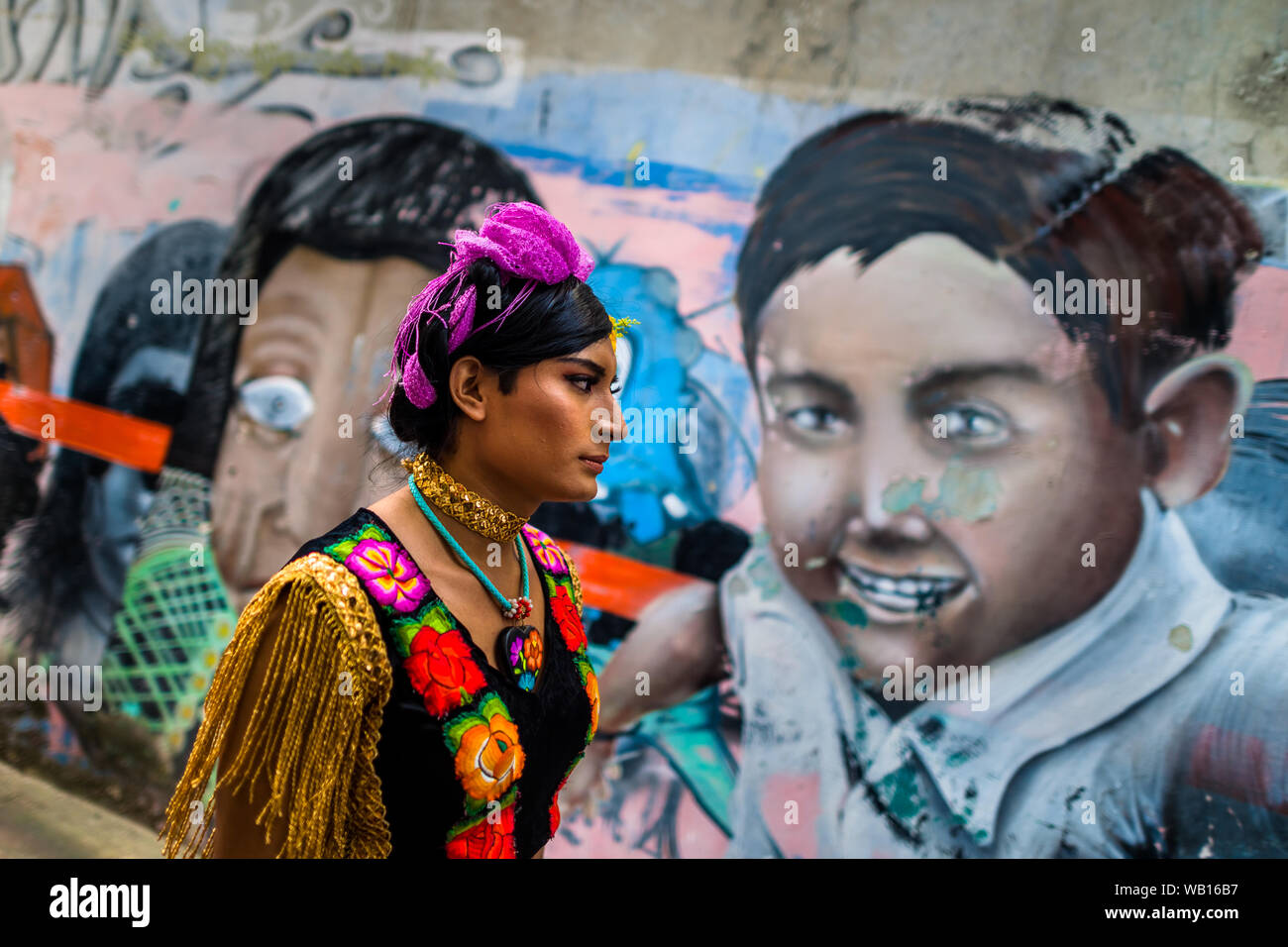 Un Mexicain "muxe" (typiquement, un homosexuel homme portant les vêtements féminins) prend part au festival de Juchitán de Zaragoza, Mexique. Banque D'Images