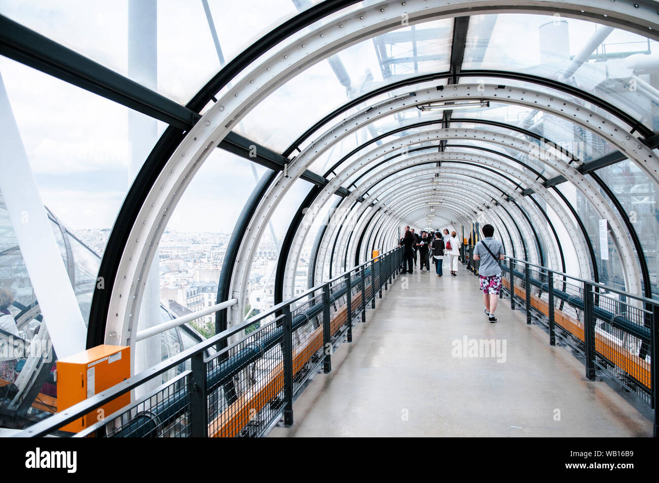 9 juin 2011 PARIS, FRANCE : tunnel de verre au Centre Georges Pompidou, musée d'art à l'architecture unique de broderie Banque D'Images