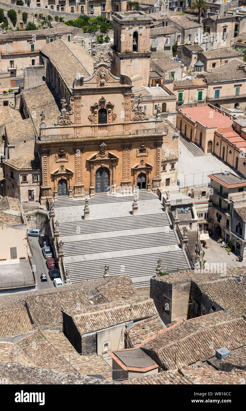 Regardant vers le bas sur l'église San Pietro à Modica Bassa, Modica, Sicile. Banque D'Images