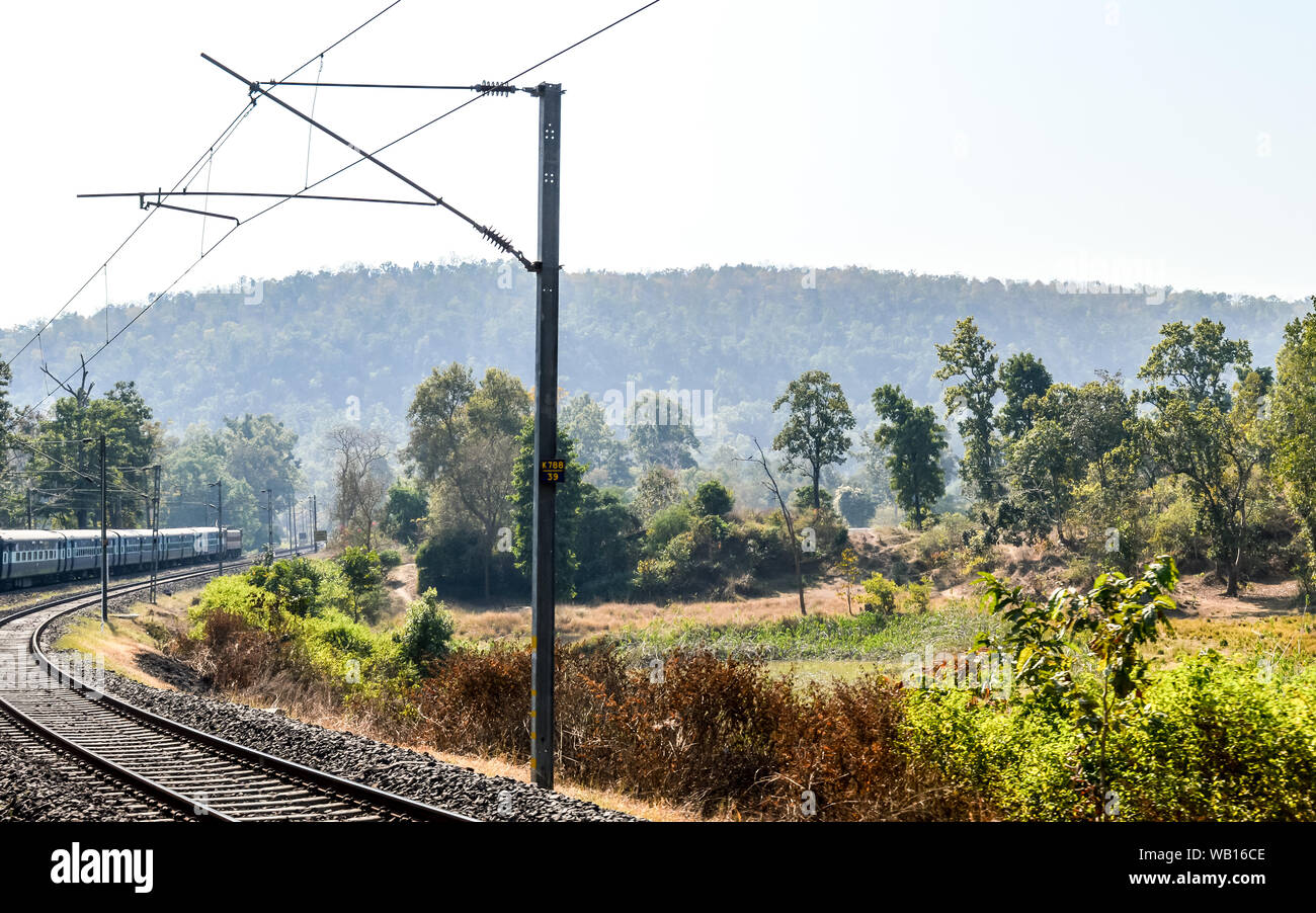 Voyage en train en Inde sur un des rails de chemin de fer de Konkan Railway. Scenic train roulant dans des forêts denses et d'autre des Ghâts occidentaux dans des coudes Banque D'Images