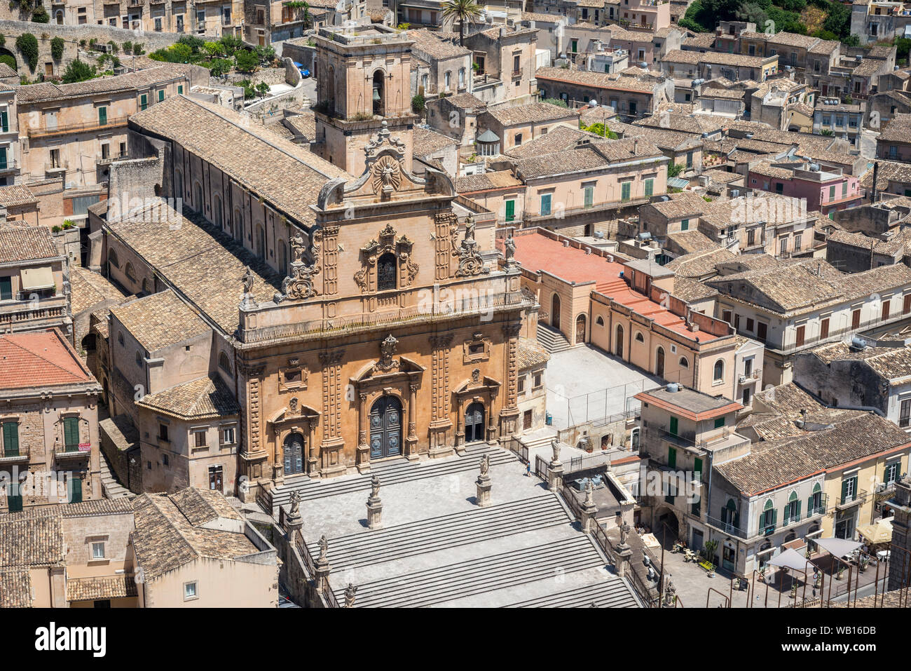 Regardant vers le bas sur l'église San Pietro à Modica Bassa, Modica, Sicile. Banque D'Images