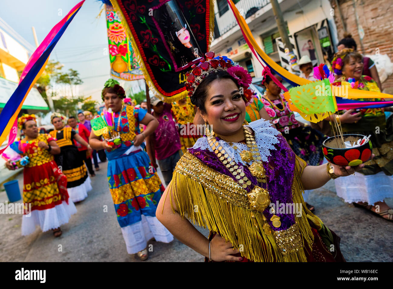 Une femme mexicaine d'origine zapotèque, vêtu du costume traditionnel, robe Tehuana prend part au festival de Juchitán de Zaragoza, Mexique. Banque D'Images