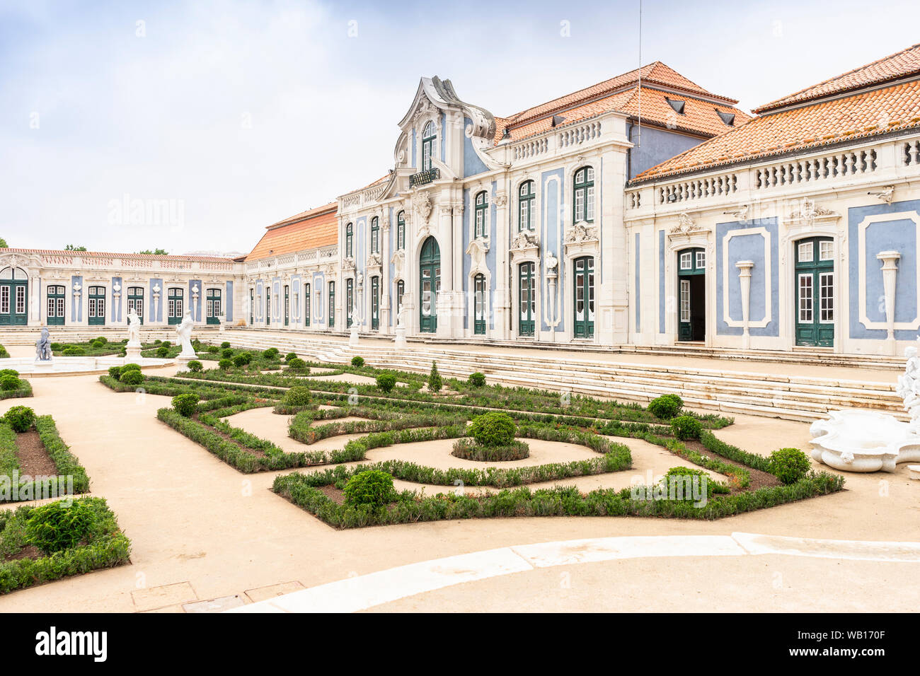 Beau parc dans la cour du palais national de Queluz, Lisbonne, Portugal Banque D'Images
