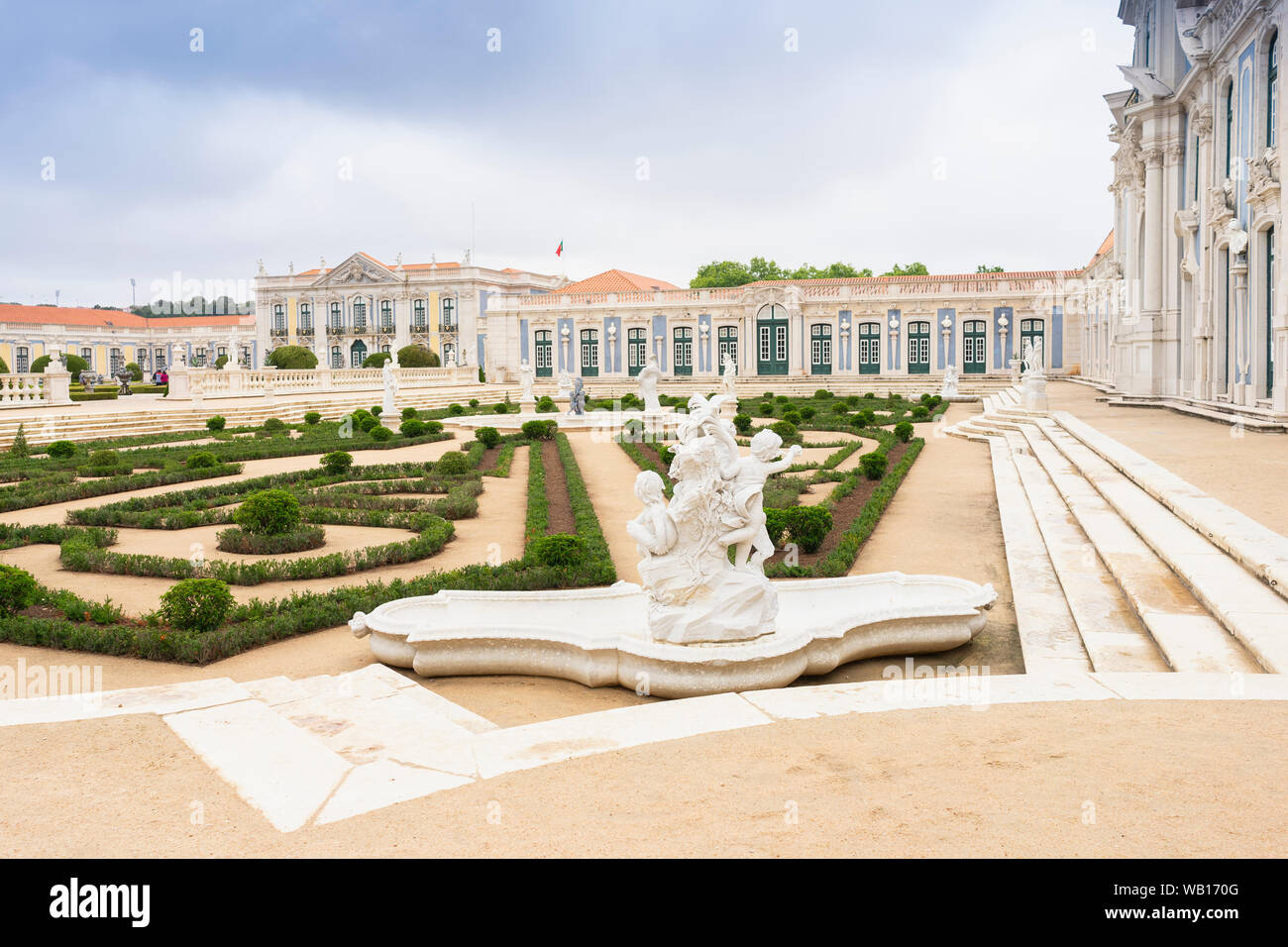 Beau parc dans la cour du palais national de Queluz, Lisbonne, Portugal Banque D'Images