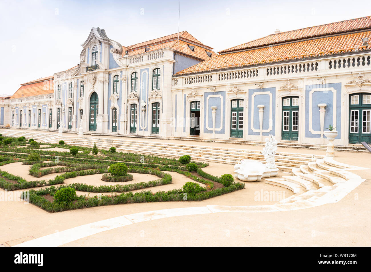 Beau parc dans la cour du palais national de Queluz, Lisbonne, Portugal Banque D'Images