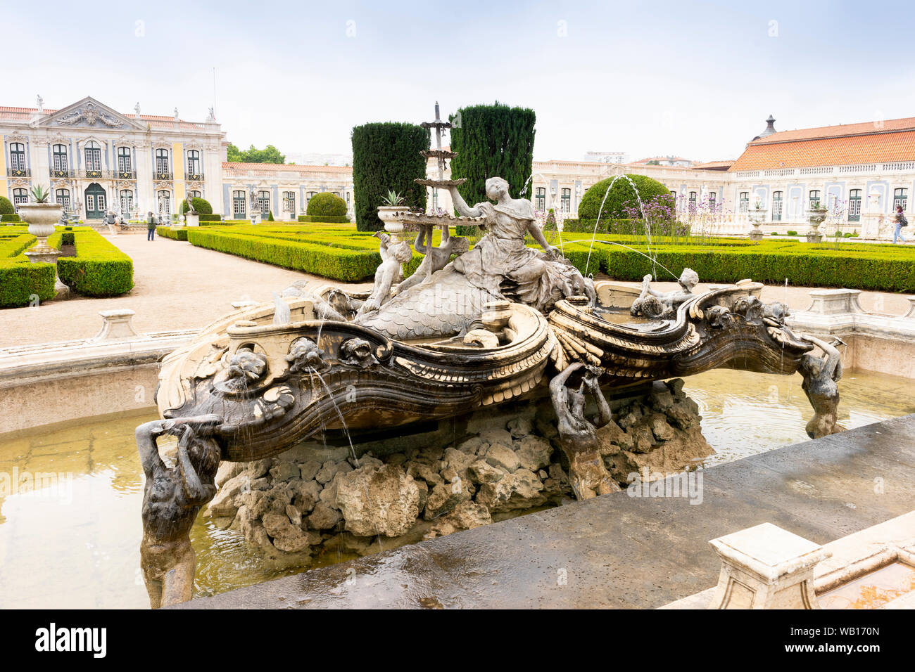 Fontaine de Neptune dans un beau parc dans la cour du palais national de Queluz, Lisbonne, Portugal Banque D'Images