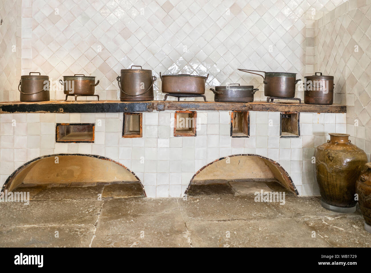 Les ustensiles de cuivre dans l'original vintage cuisine, Sintra, Portugal Banque D'Images