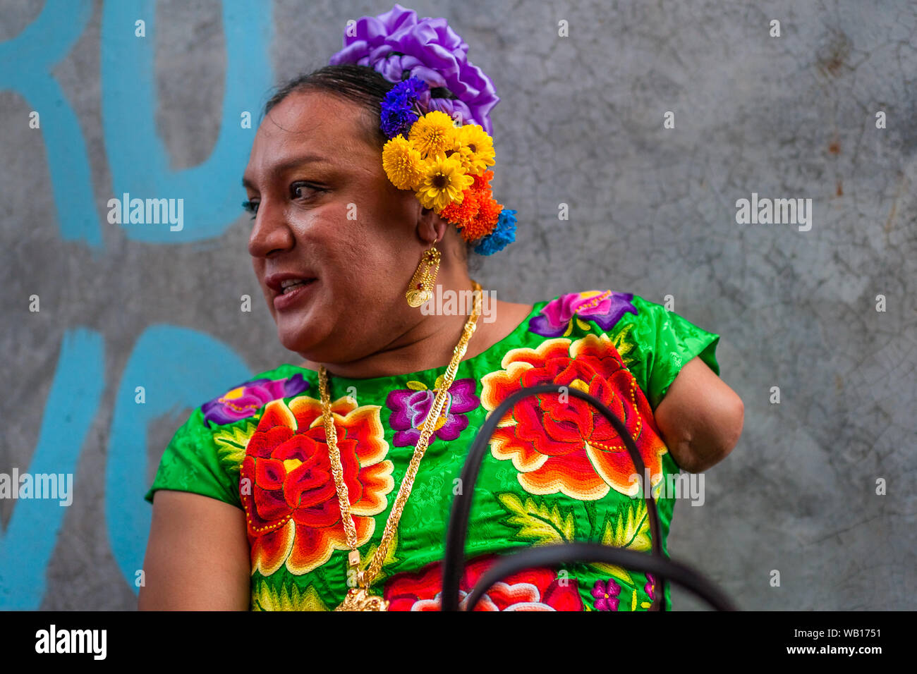 Un Mexicain "muxe" (typiquement, un homosexuel homme portant les vêtements féminins) prend part au festival de Juchitán de Zaragoza, Mexique. Banque D'Images
