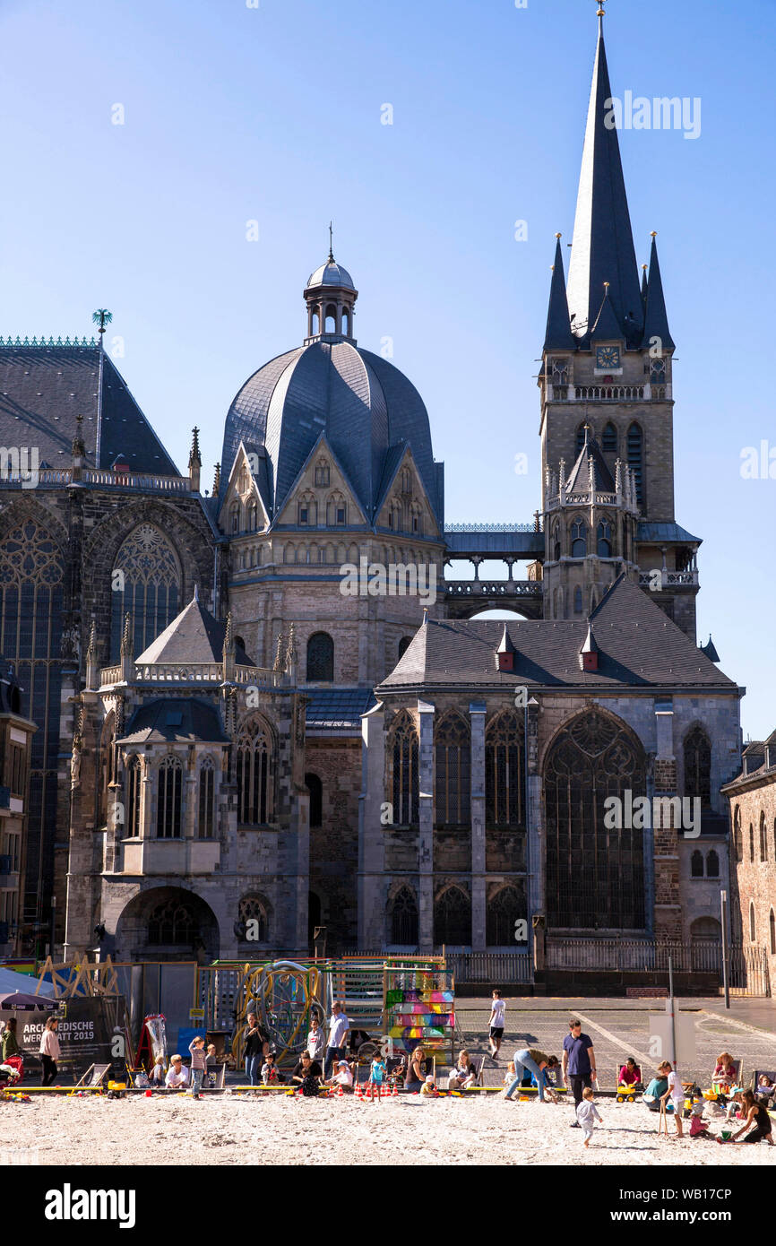 La cathédrale et la place d'archimède Katschhof avec bac à sable pour les enfants, Aix-la-Chapelle, Rhénanie du Nord-Westphalie, Allemagne. der Dom und der Katschhof, Arc Banque D'Images