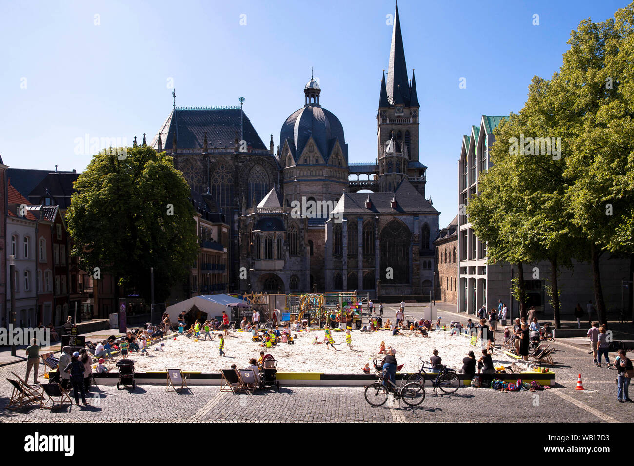 La cathédrale et la place d'archimède Katschhof avec bac à sable pour les enfants, Aix-la-Chapelle, Rhénanie du Nord-Westphalie, Allemagne. der Dom und der Katschhof, Arc Banque D'Images