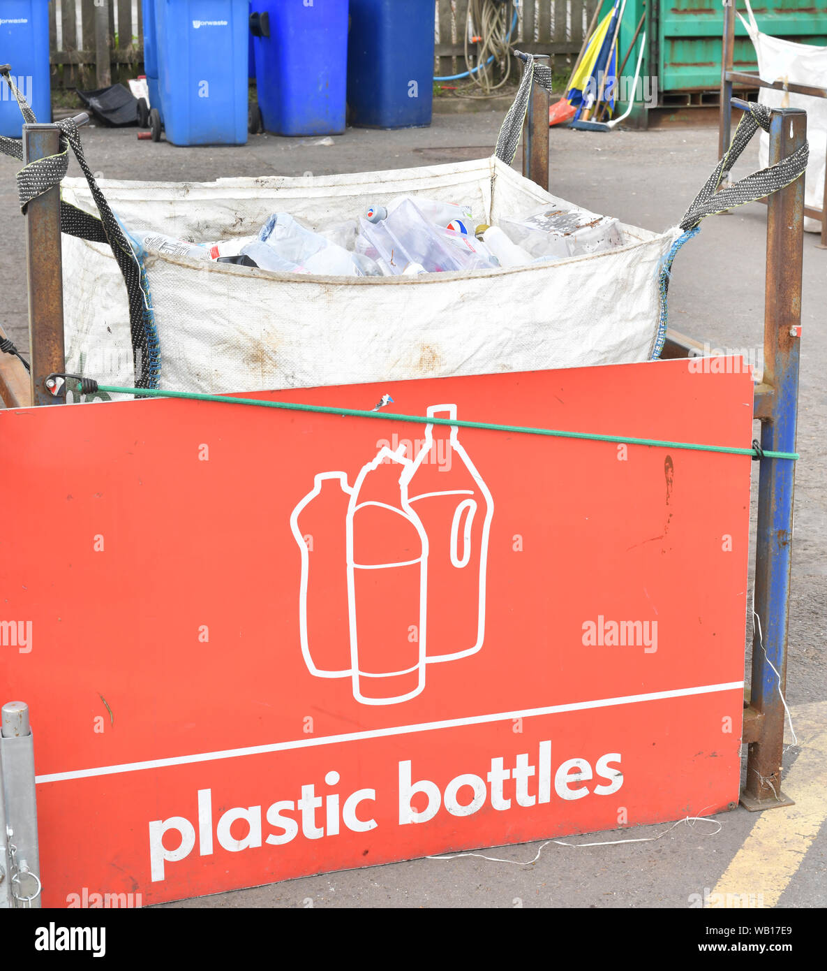 Le recyclage des bouteilles en plastique au centre de recyclage des déchets ménagers conseil united kingdom Banque D'Images