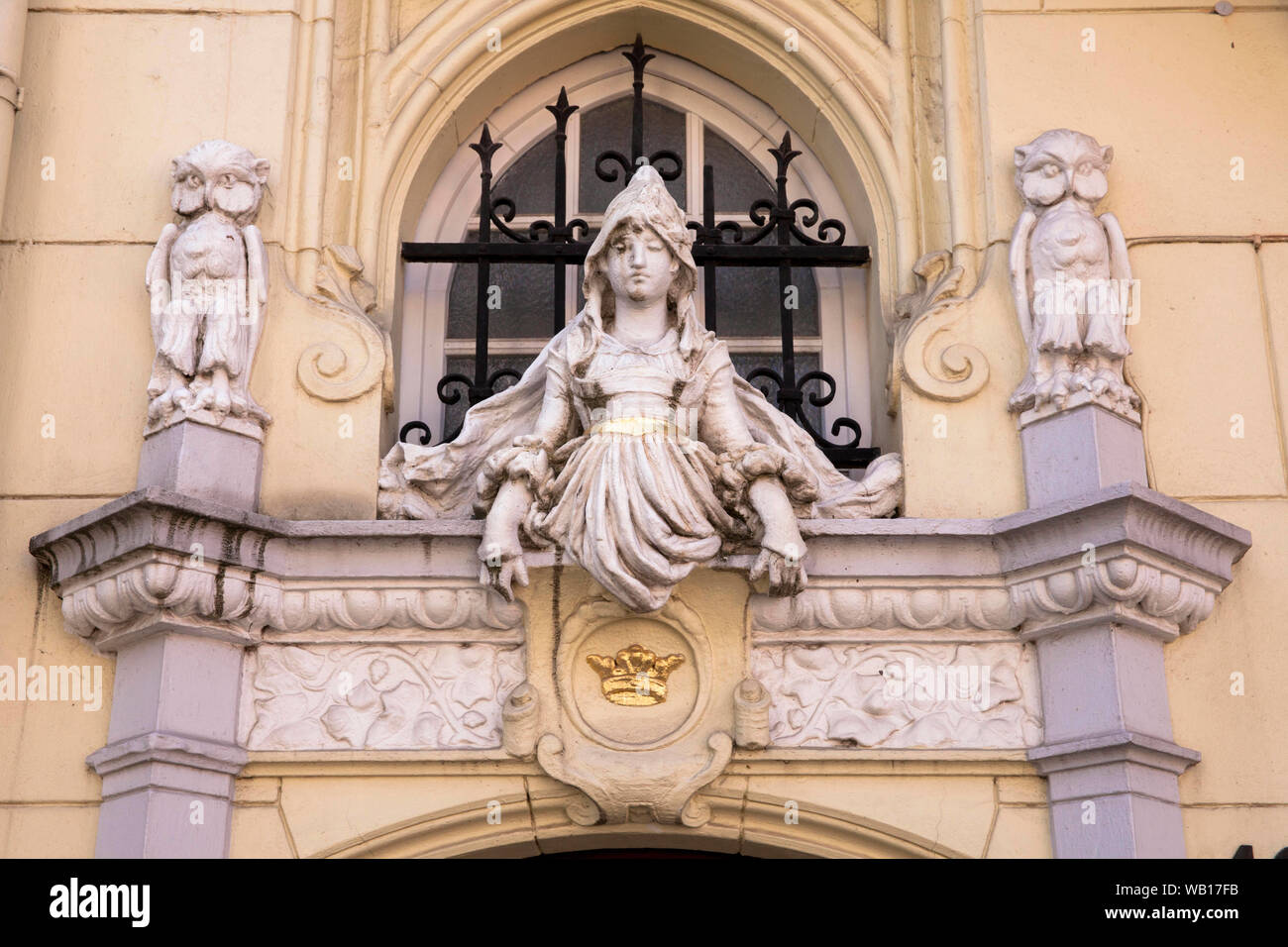 Les figures au-dessus d'une porte d'une maison sur place Muensterplatz, Aix-la-Chapelle, Rhénanie du Nord-Westphalie, Allemagne. Figuren ueber einem Hauseingang am Muensterpl Banque D'Images