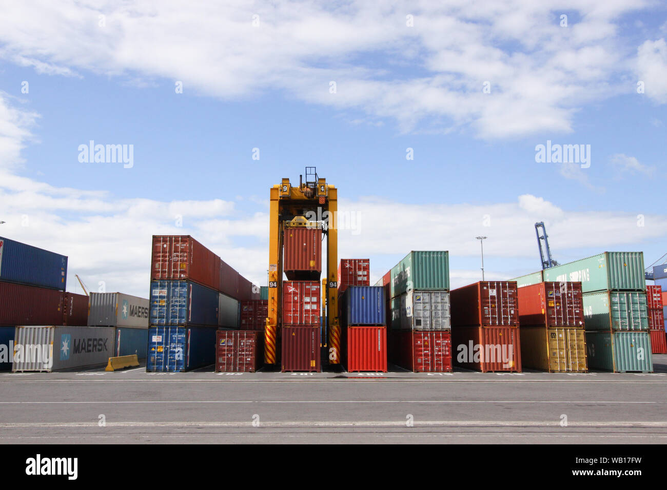 L'opérateur de conduite à cheval (Van Transporteur) soulevant un conteneur dans le port d'Auckland, Nouvelle-Zélande Banque D'Images