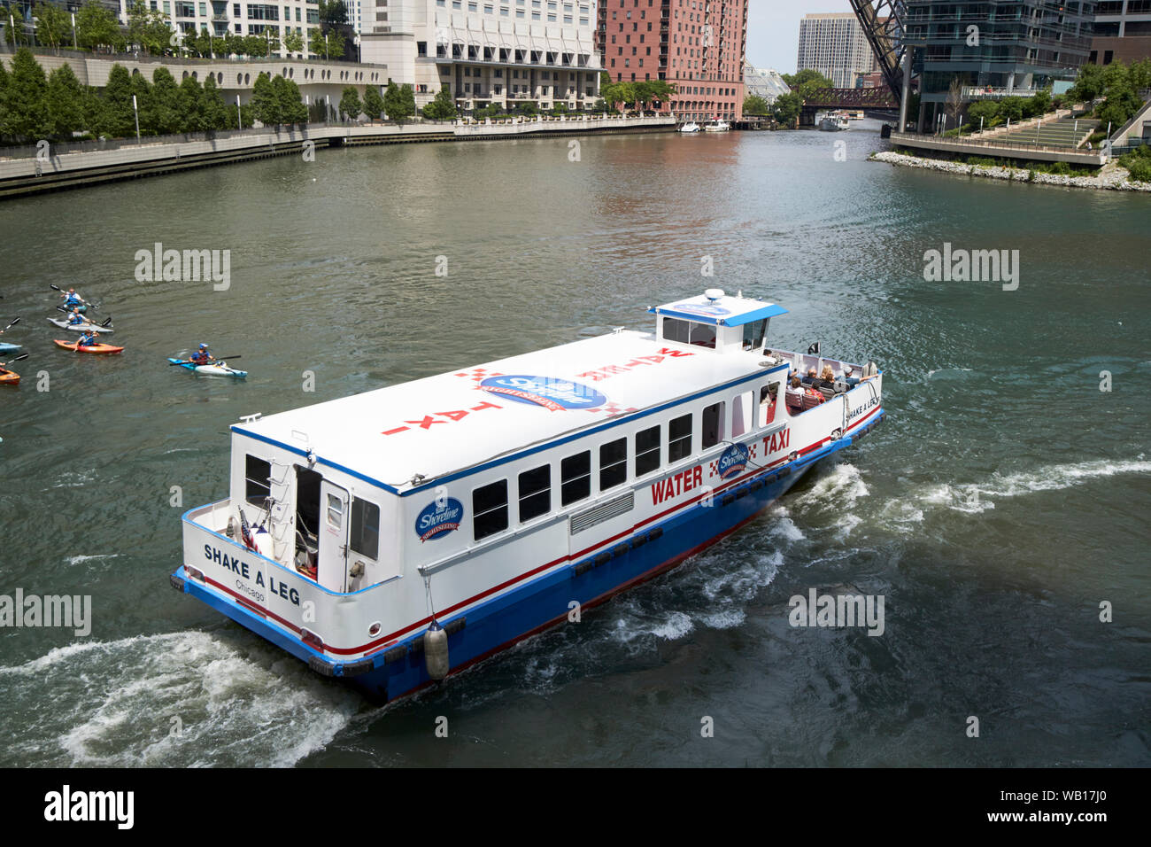 Chicago water taxi passant Wolf Point sur la rivière Chicago Downtown Chicago Illinois Etats-Unis d'Amérique Banque D'Images