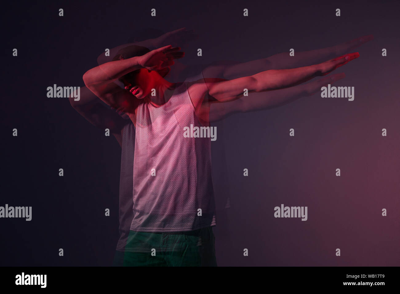 Portrait d'une jeune danseuse hip hop homme qui fait une pose cool. Double exposition photo Banque D'Images