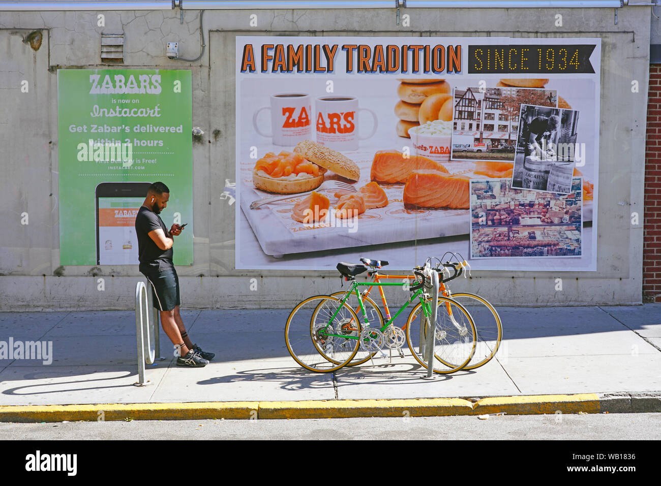 NEW YORK, NY - 11 août 2019- Vue du Zabars, un magasin d'alimentation spécialisée situé sur Broadway dans l'Upper West Side de Manhattan. Il est célèbre pour ses un déli Banque D'Images