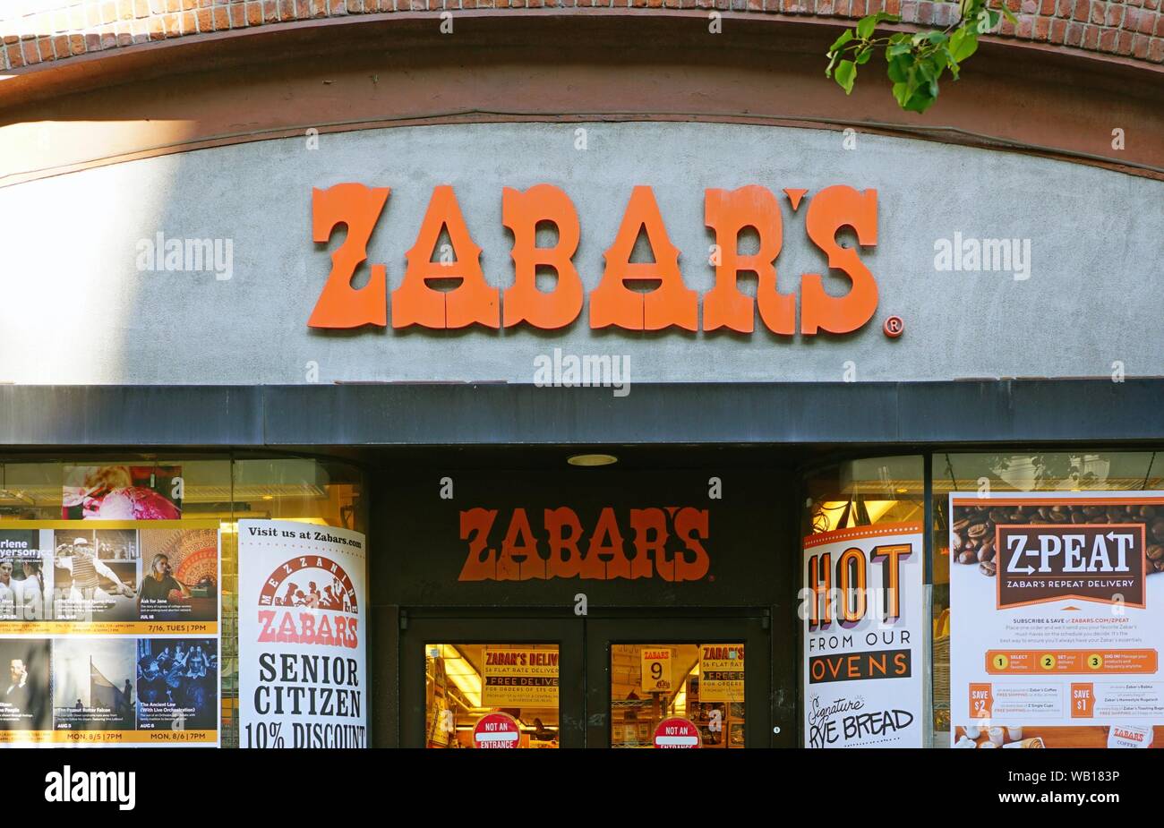 NEW YORK, NY - 11 août 2019- Vue du Zabars, un magasin d'alimentation spécialisée situé sur Broadway dans l'Upper West Side de Manhattan. Il est célèbre pour ses un déli Banque D'Images