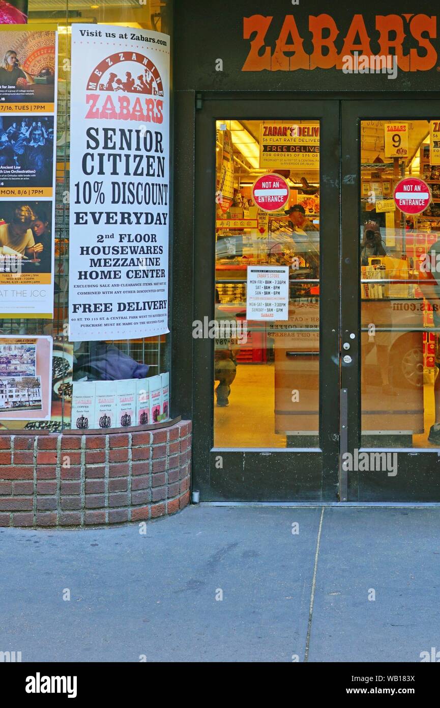 NEW YORK, NY - 11 août 2019- Vue du Zabars, un magasin d'alimentation spécialisée situé sur Broadway dans l'Upper West Side de Manhattan. Il est célèbre pour ses un déli Banque D'Images