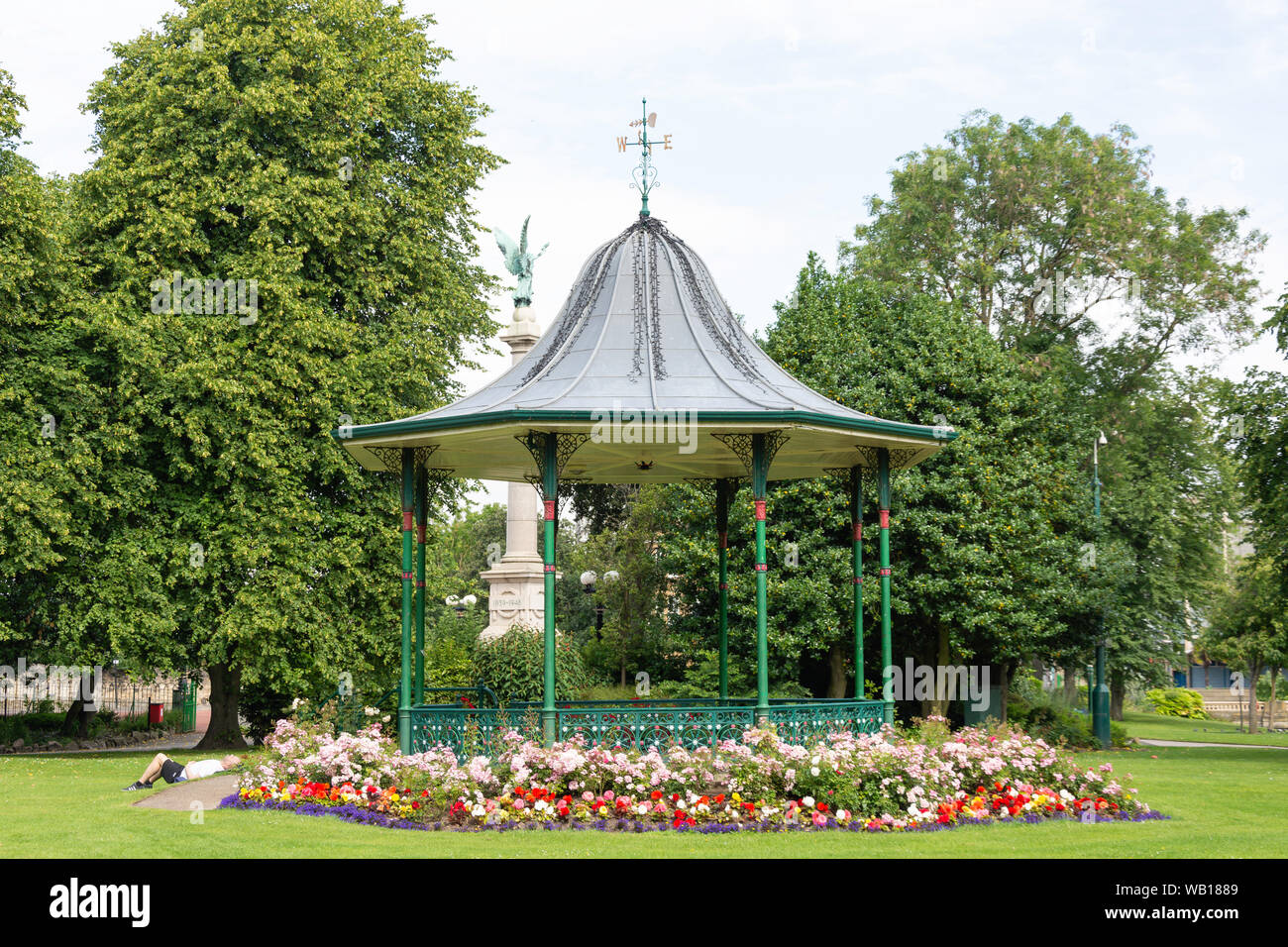 Kiosque et War Memorial à Mowbray Park, Sunderland, Tyne et Wear, Angleterre, Royaume-Uni Banque D'Images