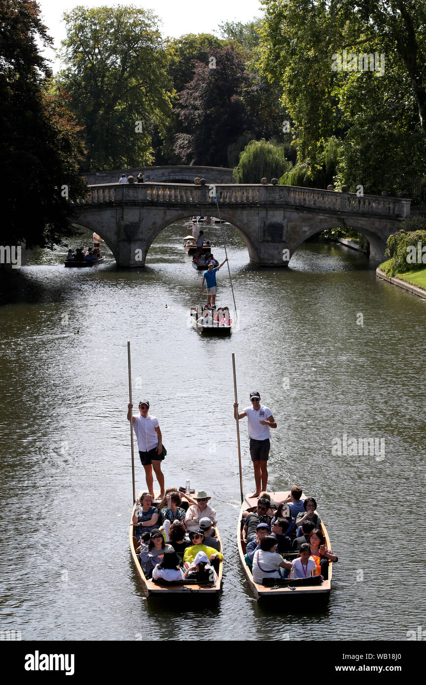 Cambridge, UK. 23 août 2019. Profitez d'une balade en barque le long de la rivière Cam à Cambridge, plus les températures sont mis à frapper 30 degrés au cours de la fin de semaine. Banque D'Images