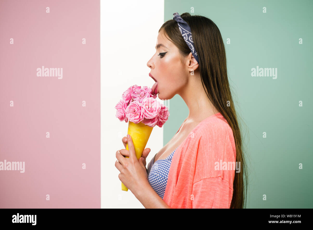 Jolie fille à l'esprit vintage. pinup girl avec mode de cheveux. fleurs''. Fleuriste. L'été. pin up femme avec un miroir très tendance. retro woman eating ice c Banque D'Images