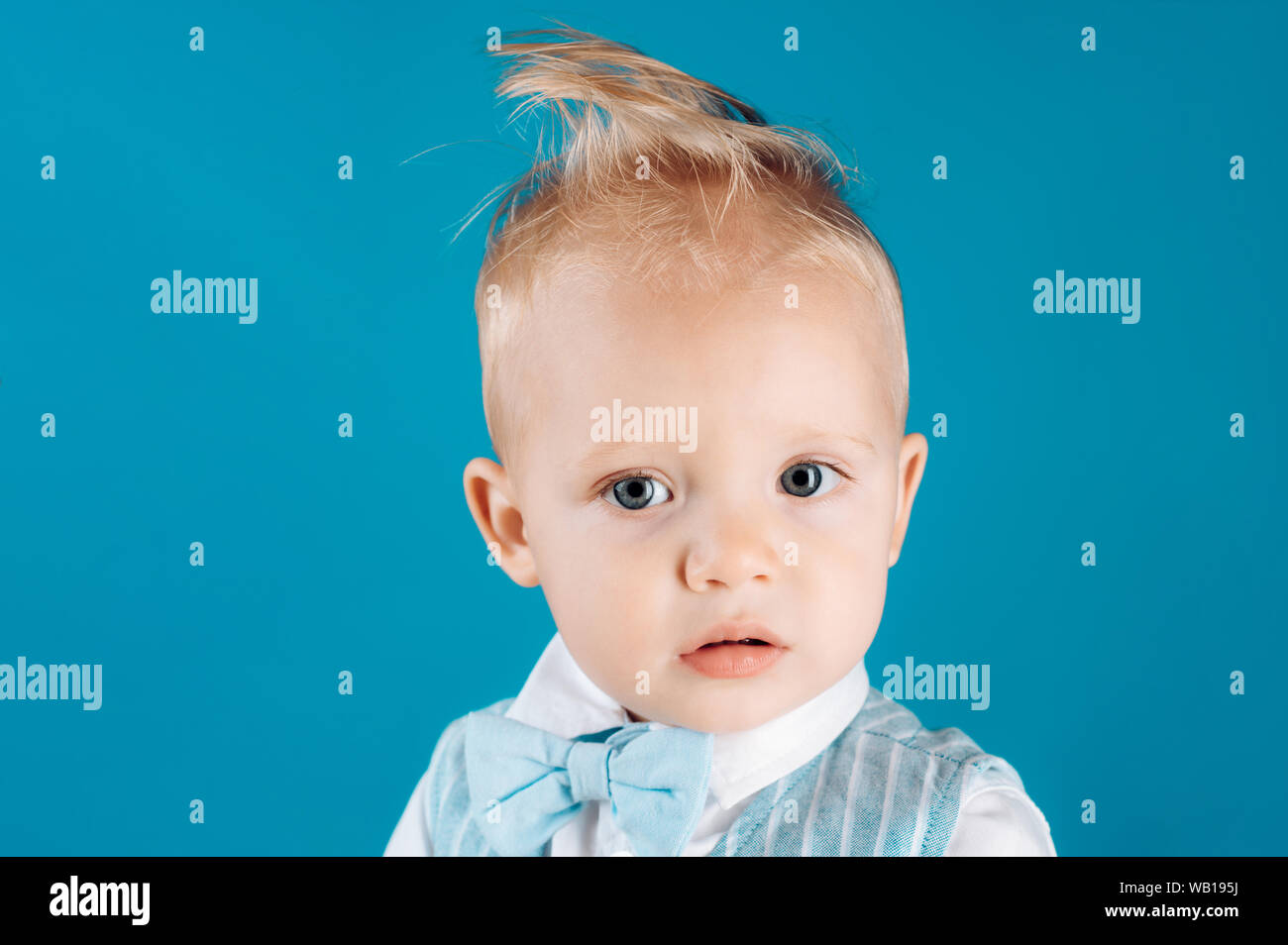 Produits de soins capillaires. Petit enfant avec haut coupe de cheveux