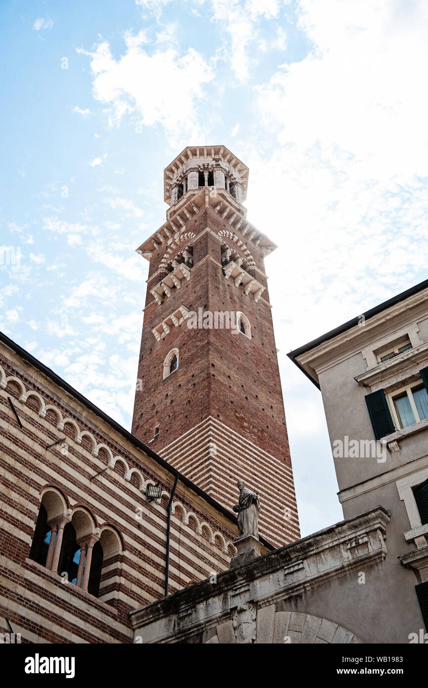 Torre de Lamberti (Lamberti Tower) à Vérone Banque D'Images