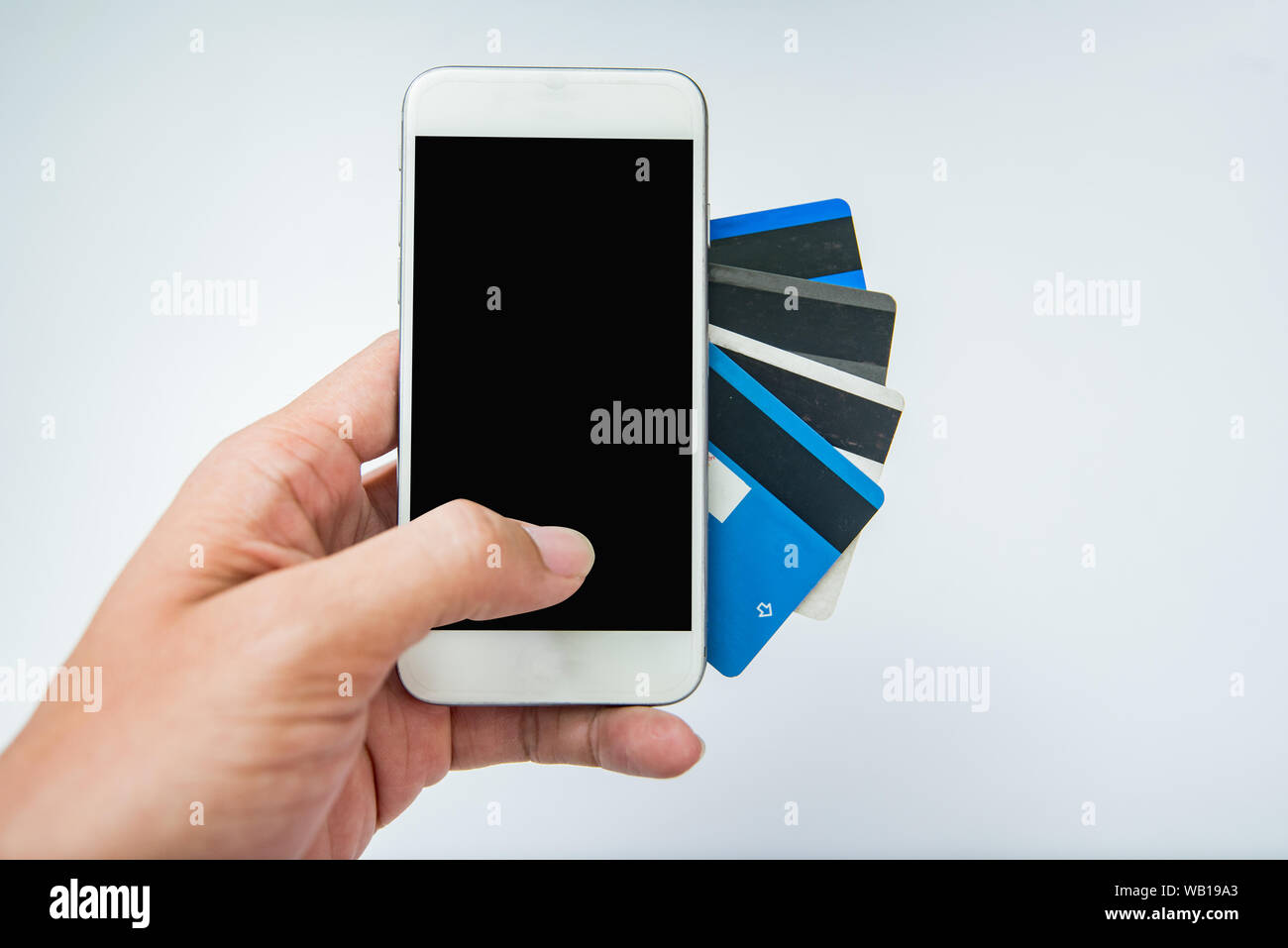 La main à l'aide de cartes de crédit de téléphone mobile, Online Shopping Concept blanc isolé Banque D'Images