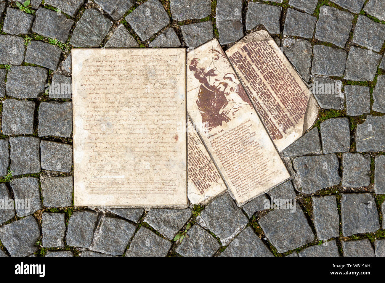 Mémorial de White Rose de tracts éparpillés sur la chaussée à l'extérieur du bâtiment de l'université Ludwig Maximilian à Munich, Allemagne. Banque D'Images