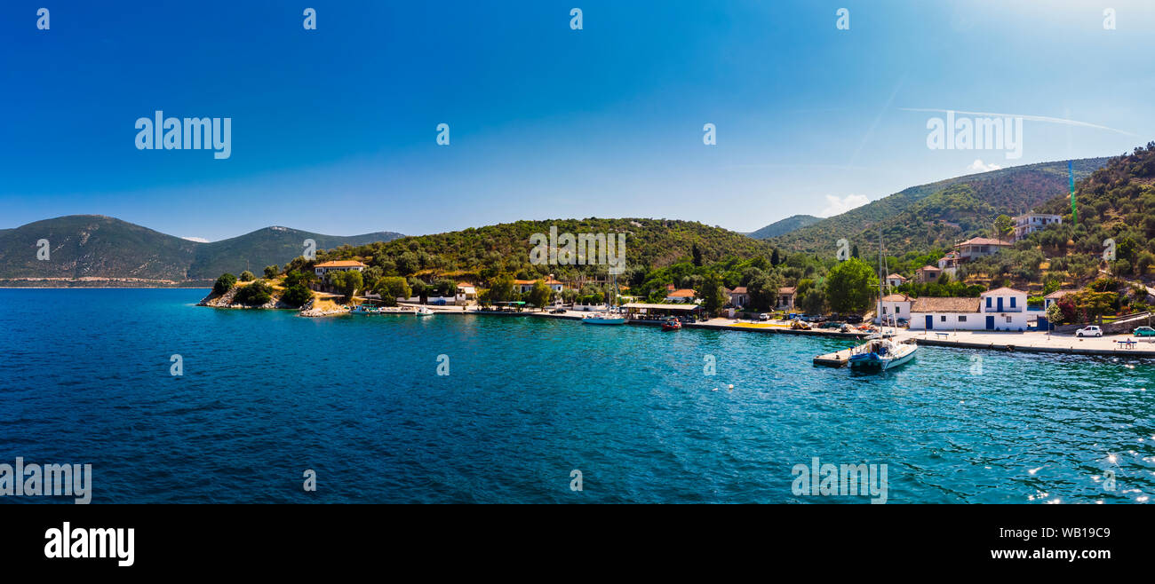 La Grèce, sur la mer Egée, sur le golfe Pagasétique, péninsule de Pelion, vue aérienne du village de pêcheurs et de la baie de Kottes Banque D'Images