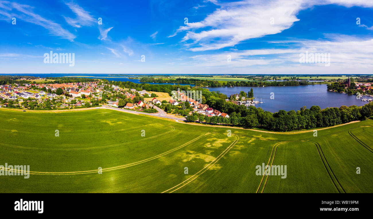 L'Allemagne, de Mecklembourg-Poméranie occidentale, Mecklenburg Lake District, vue aérienne du lac Mueritz et Roebeln Banque D'Images