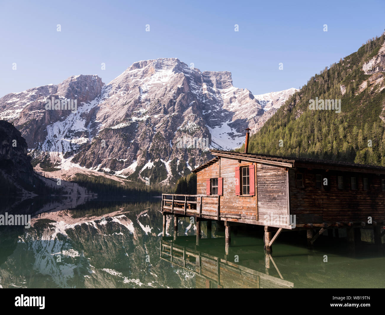 Talie, le Tyrol du Sud, Dolomites, Lago di Braies, Parc Naturel de Fanes-Sennes-Prags dans la lumière du matin Banque D'Images