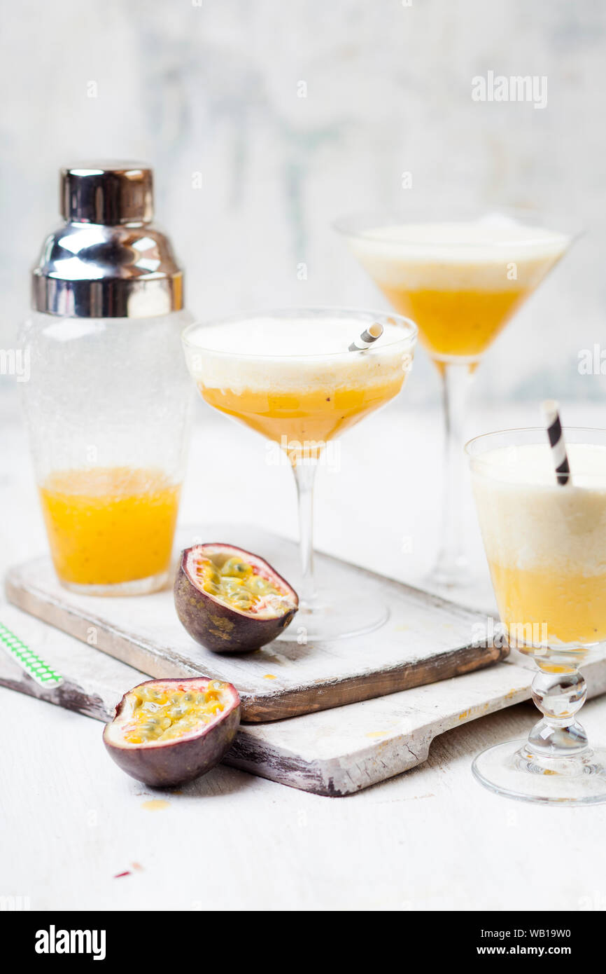 Cocktail de fruits d'été crémeux avec jus de fruits de la passion, jus d'orange, jus de citron, jus d'ananas, de vanille, de crème Banque D'Images