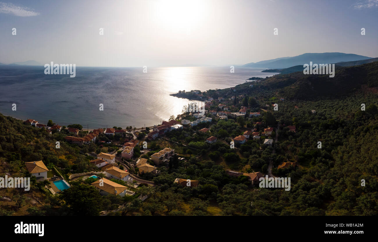 La Grèce, sur la mer Egée, sur le golfe Pagasétique, péninsule de Pelion, vue aérienne de Milina dans la soirée Banque D'Images