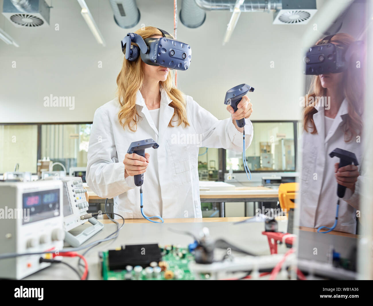 Femme technicien travaillant avec des lunettes 3D Banque D'Images