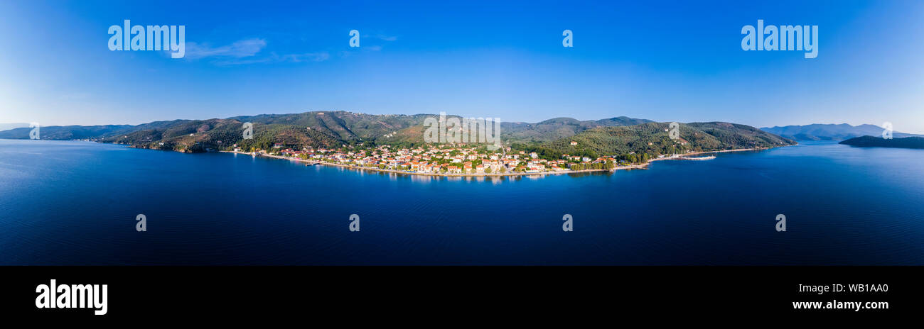 La Grèce, sur la mer Egée, sur le golfe Pagasétique, péninsule de Pelion, vue aérienne de Milina dans la soirée Banque D'Images