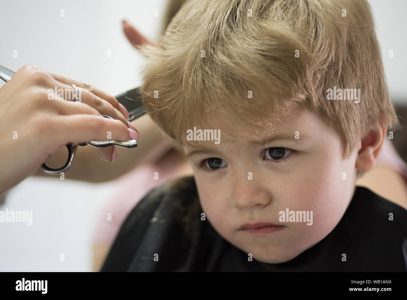 Coupe De Cheveux Garcon Blond Des résultats professionnels. Les garçons mignons hairstyle. Petit enfant  coupe donnée. Petit enfant dans un salon de coiffure. Petit garçon aux cheveux  blonds à coiffure. H Photo Stock - Alamy