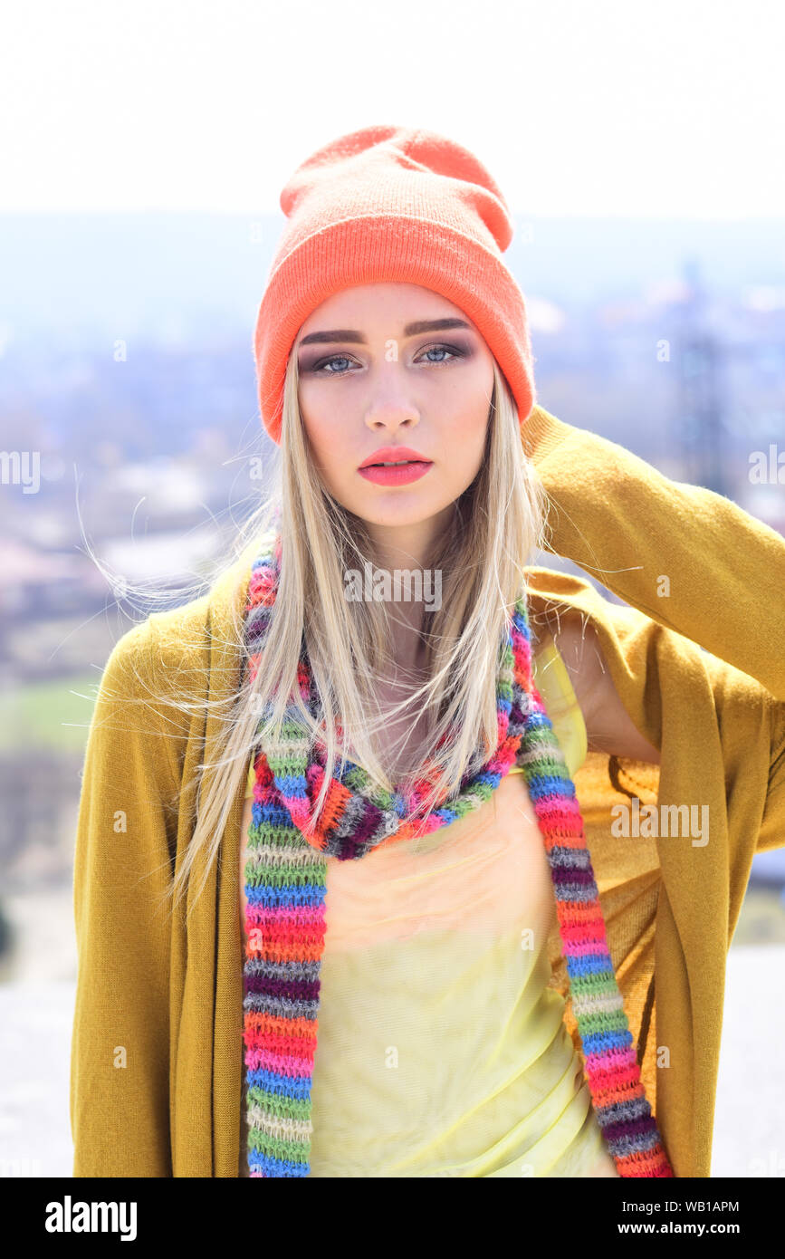 Hipster femme avec fashion maquillage. Fille a la mode Hip hop avec les cheveux. Fashion portrait de femme. femme maintenant fashion blog. De la beaute et de la mode l Photo Stock